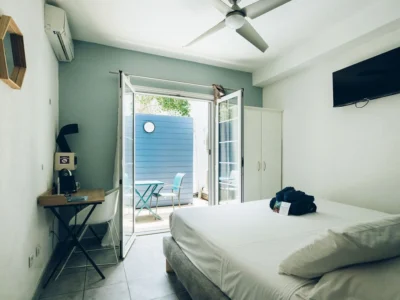 Chambre confort ouverte sur une terrace