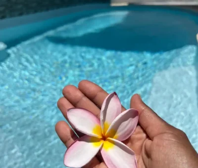fleur dans une main a la piscine