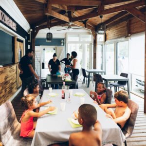 Groupe d'enfants installés autour d'une grande table.