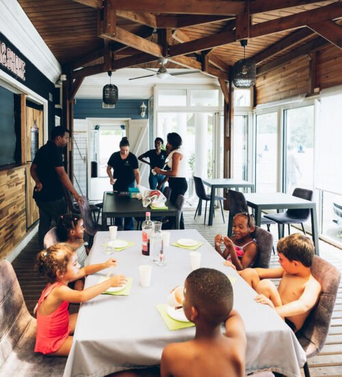 Groupe d'enfants installés autour d'une grande table.