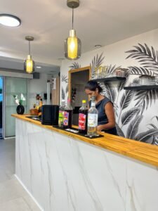 Une personne au bar préparant un cocktail